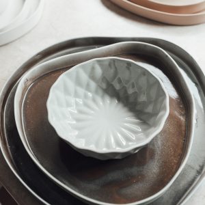 set 3 assiettes couleur neutre